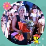 💐🫶 Durante el acto de despedida de nuestra #Promo22, brindamos un cálido y merecido reconocimiento a la seño Alicia Revilla, quien este año se acogió al beneficio de la jubilación, luego de haber trabajado 39 años en El Patito Feo. Gracias, seño Ali, por todo el amor y la dedicación que pusiste en tus inolvidables años de servicio en este jardín. 💖Siempre serás una parte importante de gran familia “patita”. ¡Que seas inmensamente feliz en esta nueva parte de tu vida y que el Sagrado Corazón te acompañe siempre! 🥰🙏